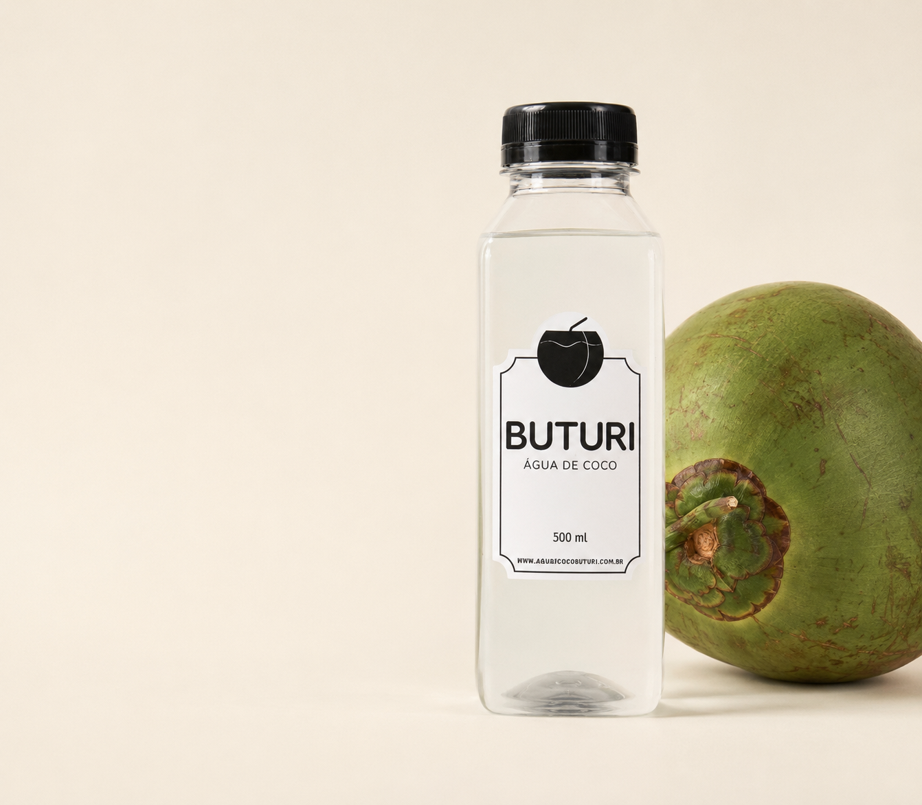 Garrafa transparente original da Buturi ao lado de um coco verde